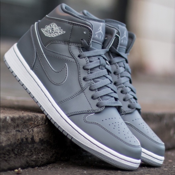 air jordan 1 mid triple grey
